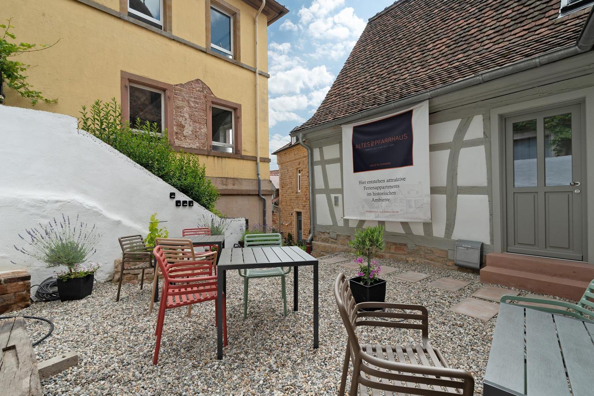 Alte Pfarrhaus Galerie Apartment Gleisweiler